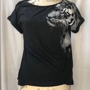 Women’s tiger blue eyes shirt in size M (NWT)